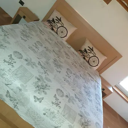 Smartno Apartmaji Goran Hotel *